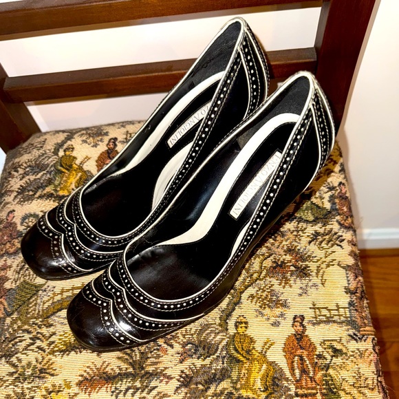 Enzo Angiolini Women’s black leather pumps with white trim, sz 7.5 - Picture 3 of 13